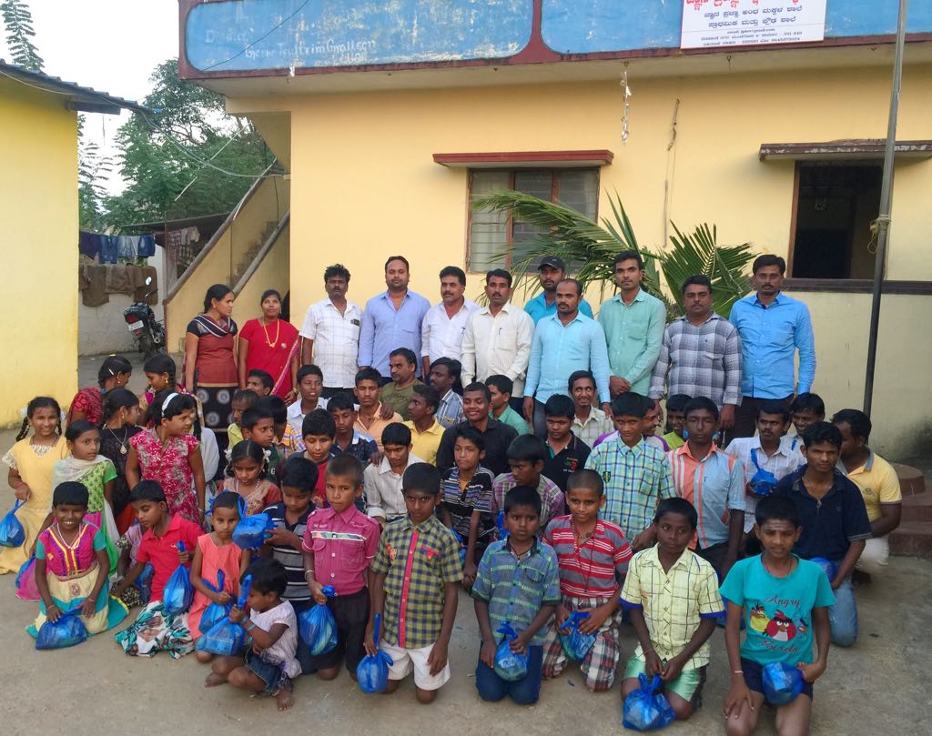 ಮುಂಡಗೋಡ: ಟಿಪ್ಪು ಸುಲ್ತಾನ್ ಅಭಿಮಾನಿಗಳಿಂದ ಹಣ್ಣು ಹಂಪಲು ವಿತರಣೆ